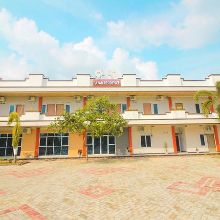 Oyo 1653 Fajar Residence Pekanbaru Exterior foto