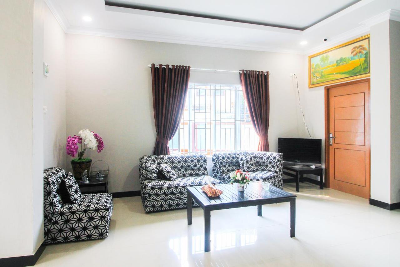 Oyo 1653 Fajar Residence Pekanbaru Exterior foto