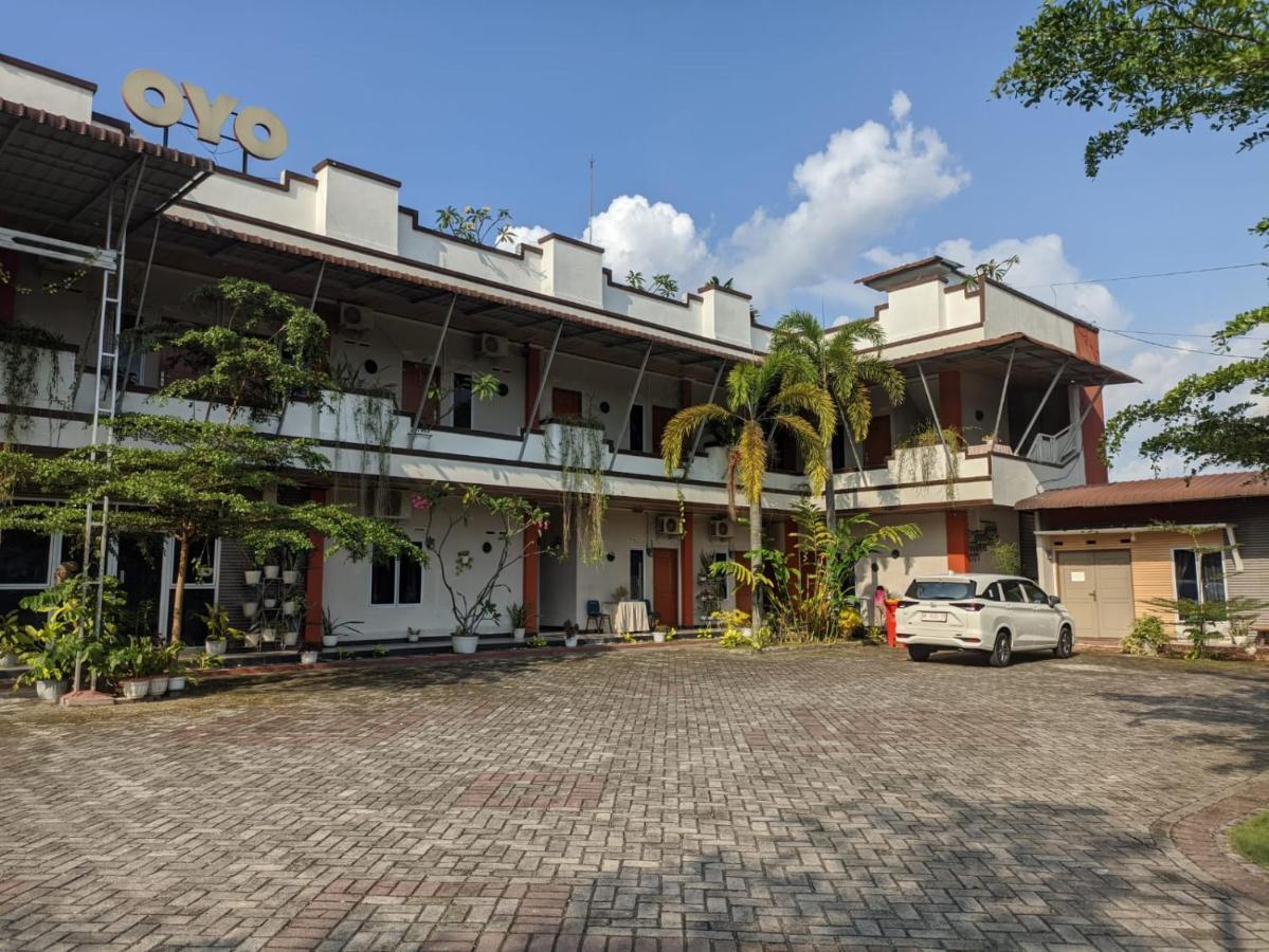 Oyo 1653 Fajar Residence Pekanbaru Exterior foto