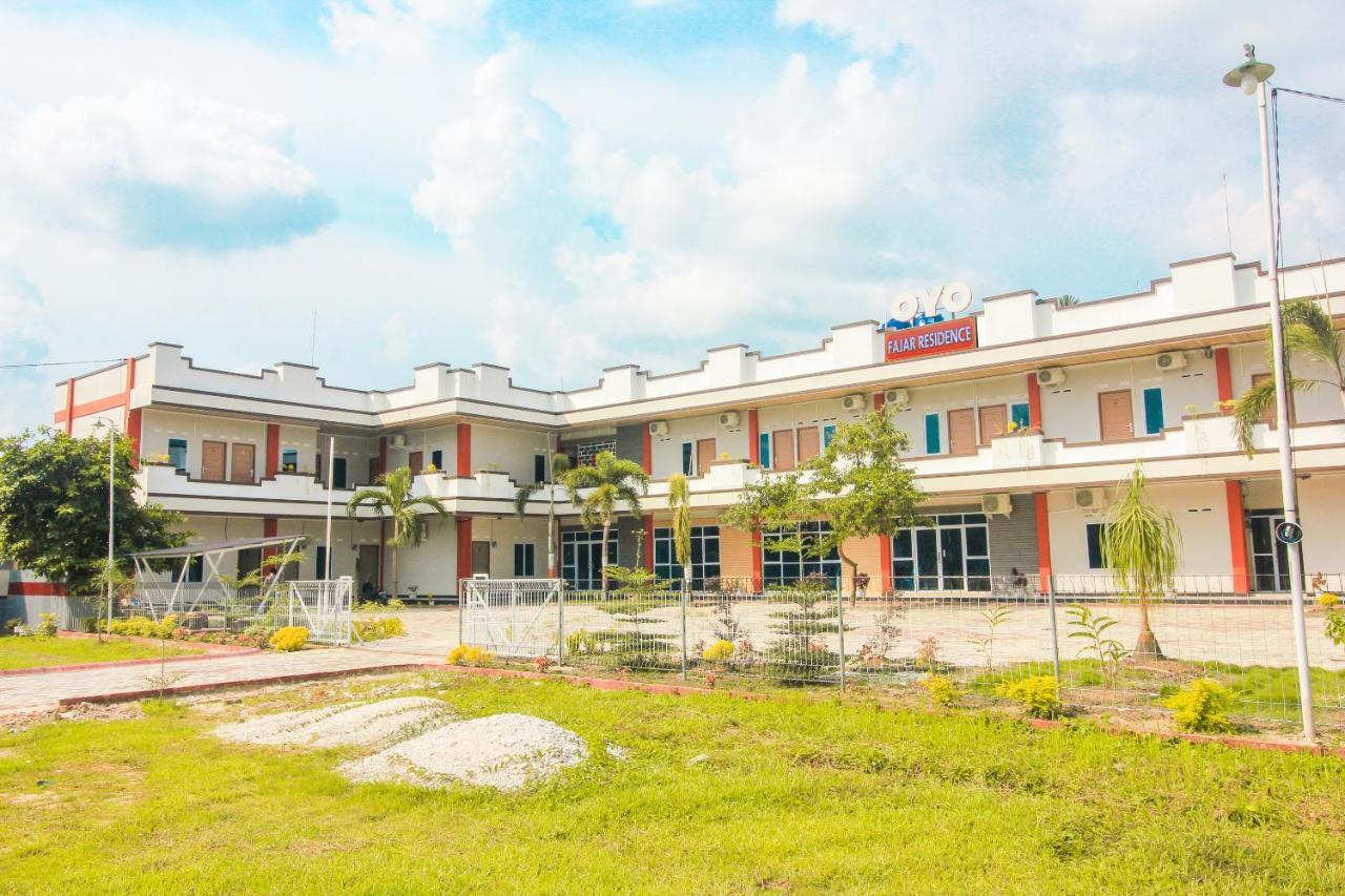 Oyo 1653 Fajar Residence Pekanbaru Exterior foto